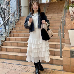 【第9位】【60代お手本スナップ】デニムジャケット×フリルスカートで程よい大人の甘さに！抜け感をプラスした甘辛ミックススタイル