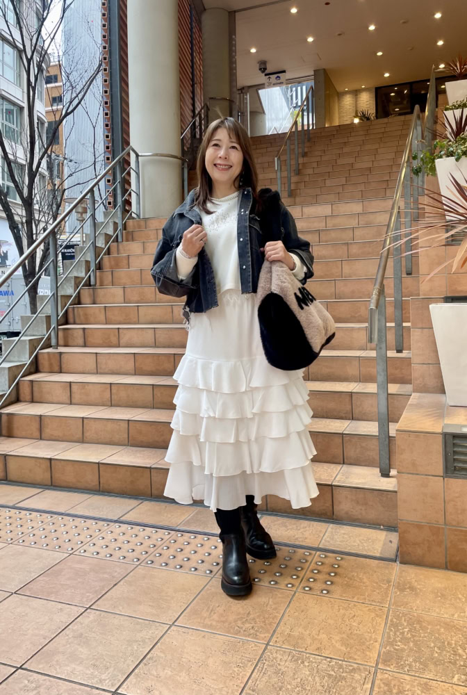 【第9位】【60代お手本スナップ】デニムジャケット×フリルスカートで程よい大人の甘さに！抜け感をプラスした甘辛ミックススタイル