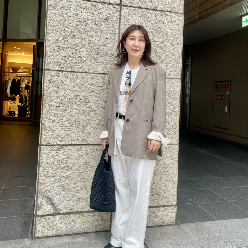 【60代スナップ】「HER.」のデザインTが主役！初夏を意識した爽やかなホワイトコーデ