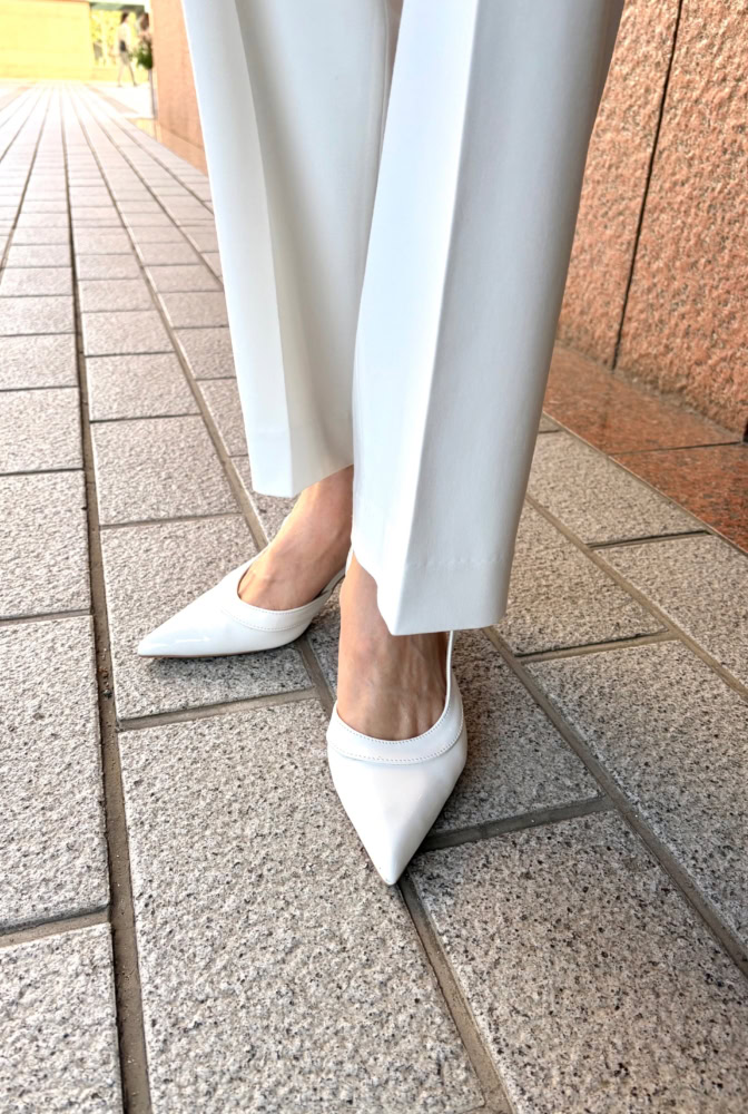 靴は白のポインテッドトゥパンプス