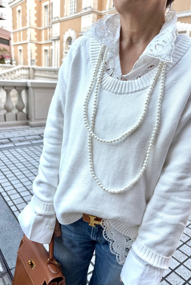 シャツはベイクルーズ、ニットはZARA