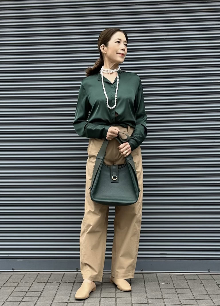 バレルレッグパンツ_サテンブラウスコーデ