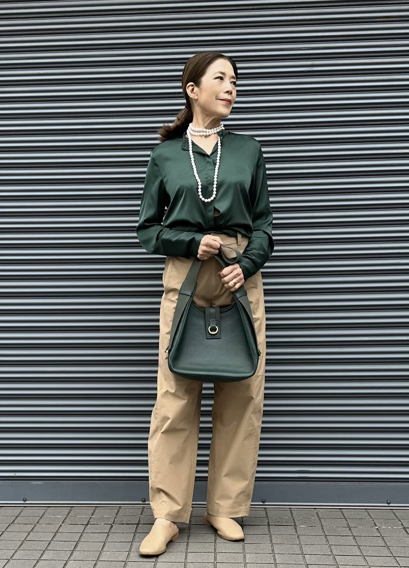 バレルレッグパンツ_サテンブラウスコーデ