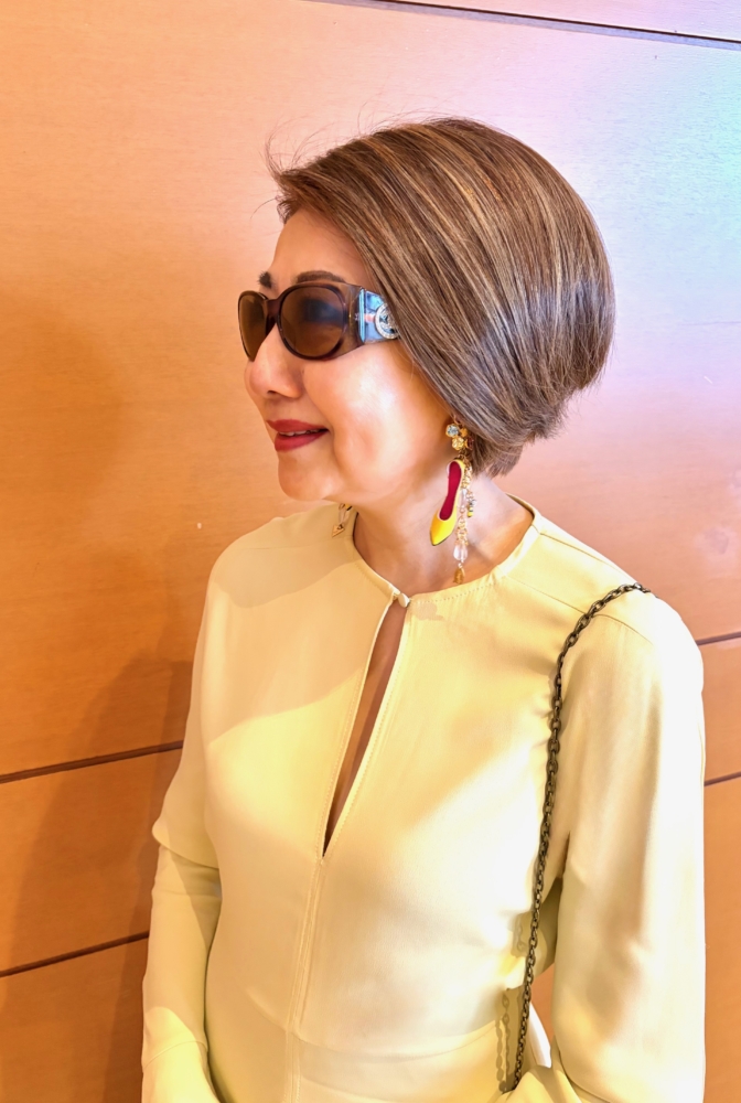 サングラスはCHANEL、イヤリングはCempaka