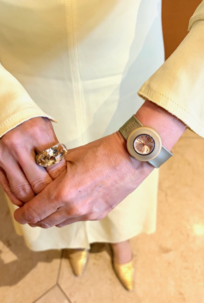 時計はbill'swatches、リングはLOUIS VUITTON