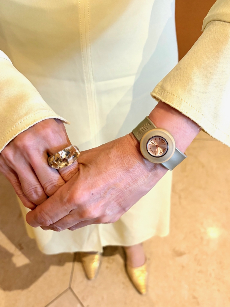 時計はbill'swatches、リングはLOUIS VUITTON