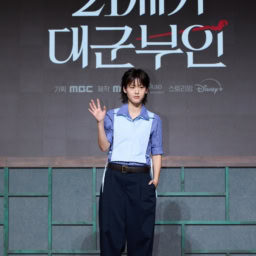 ソン・ヒジュの秘書役のイ・ヨン