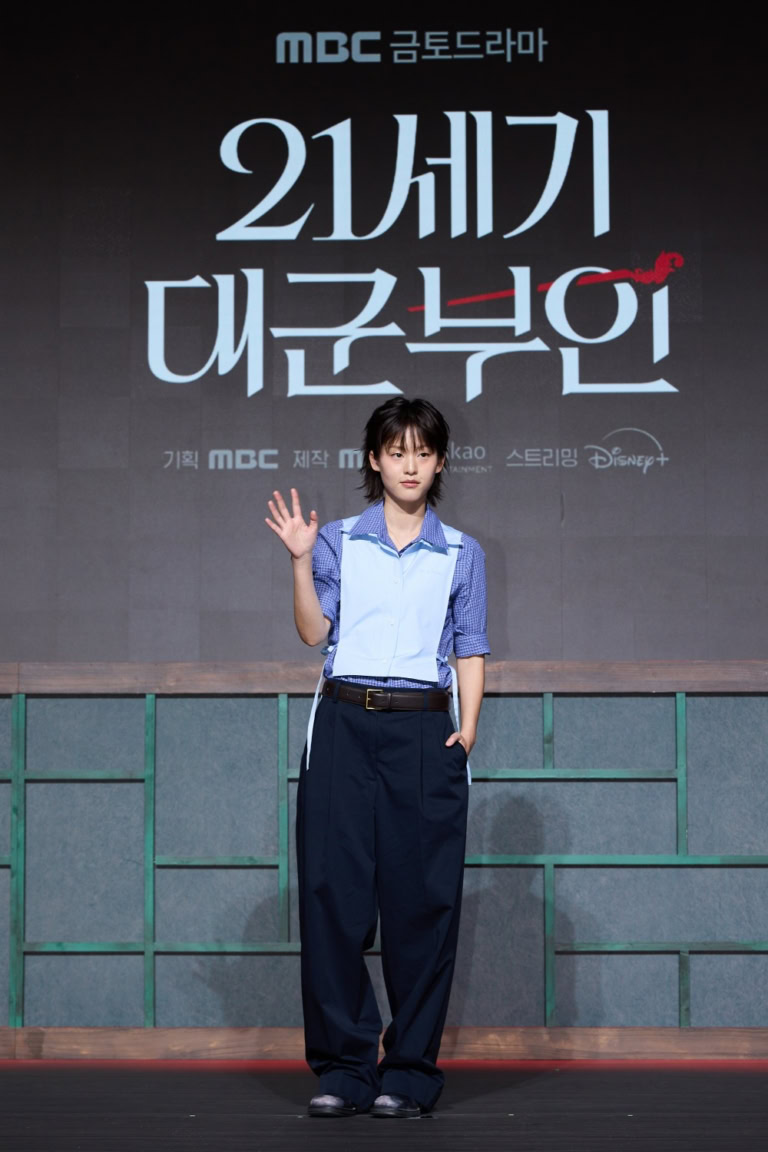 ソン・ヒジュの秘書役のイ・ヨン