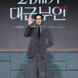 総理ミン・ジョンウ役のノ・サンヒョン