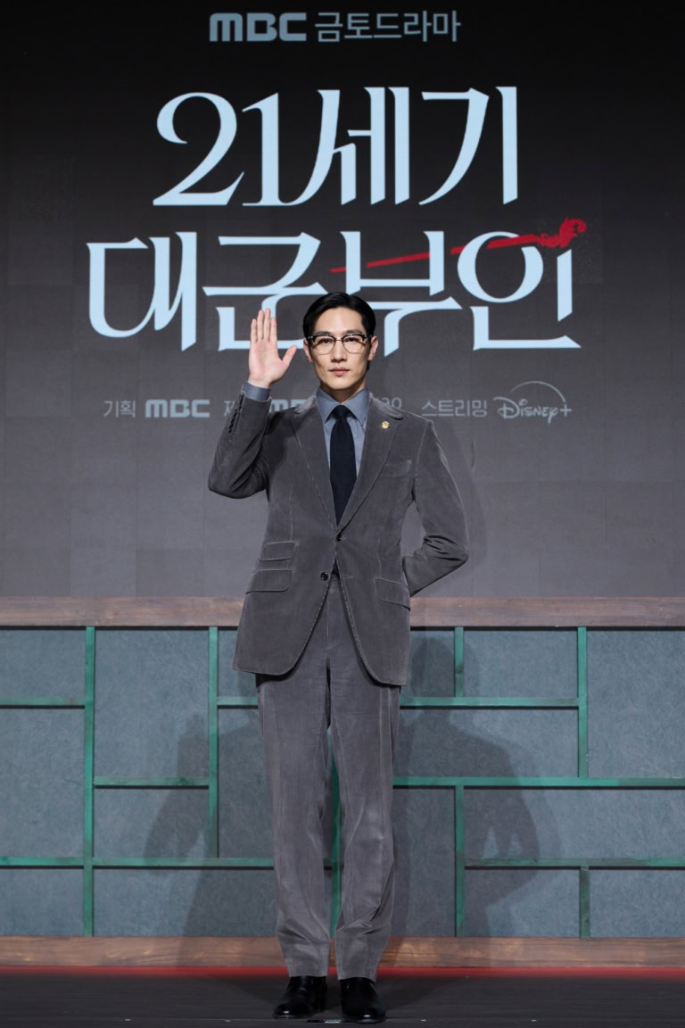 総理ミン・ジョンウ役のノ・サンヒョン