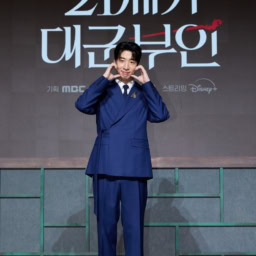 イアン大君の補佐官役のユ・スビン