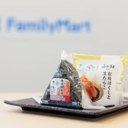 「コンビニおむすび」も新時代へ！ファミマが“天然アラスカシーフード“の物語に共鳴し、最高の味として選んだ理由とは？