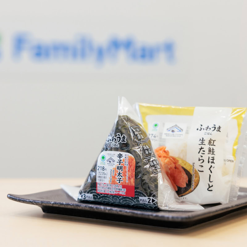 「コンビニおむすび」も新時代へ！ファミマが“天然アラスカシーフード“の物語に共鳴し、最高の味として選んだ理由とは？