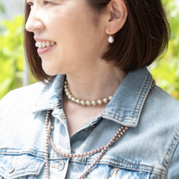 デニムジャケットと好相性のパールネックレスをON