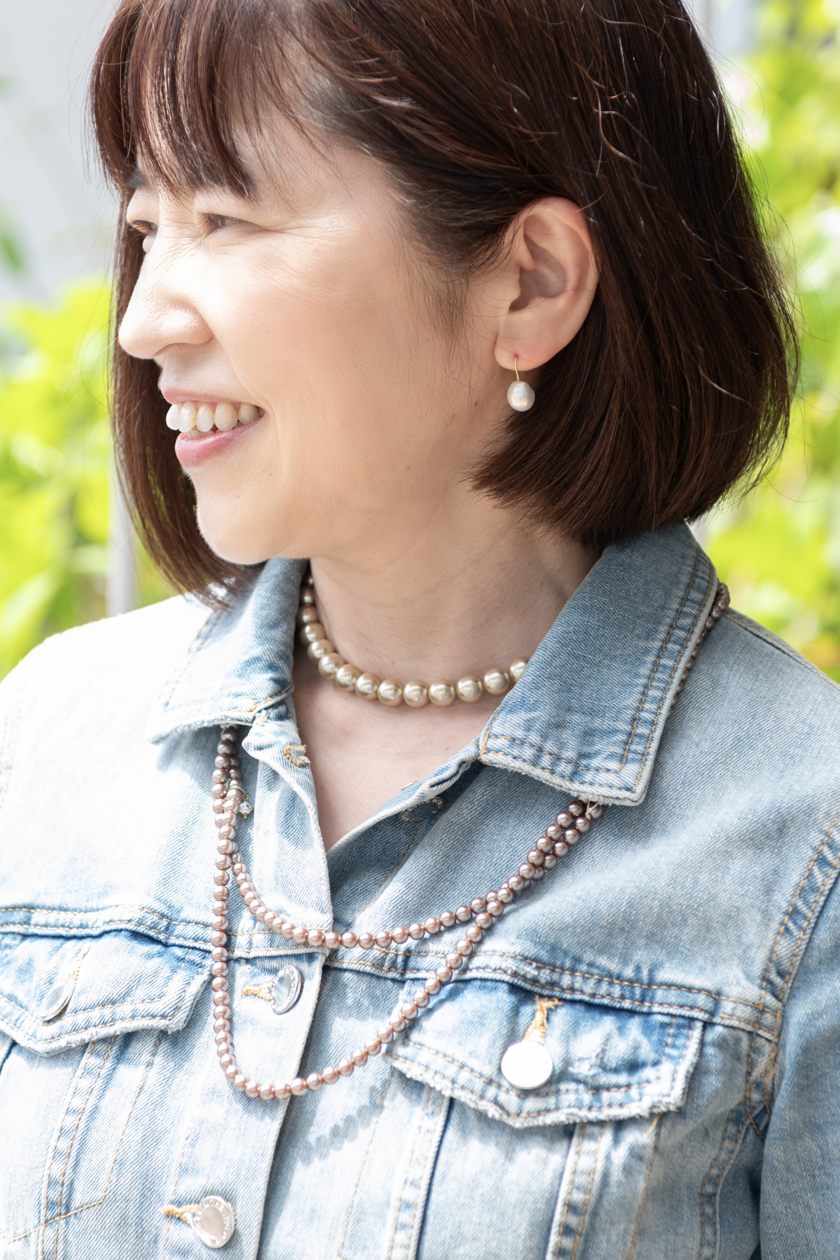 デニムジャケットと好相性のパールネックレスをON