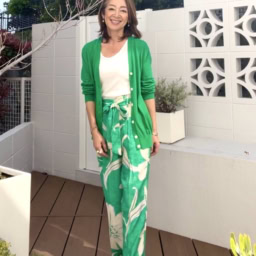 中道さん_グリーンの花柄パンツコーデ