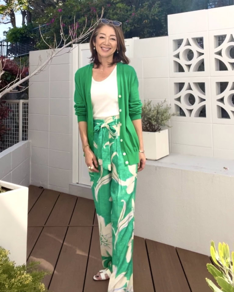 中道さん_グリーンの花柄パンツコーデ