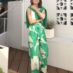 中道さん_グリーンの花柄パンツコーデ