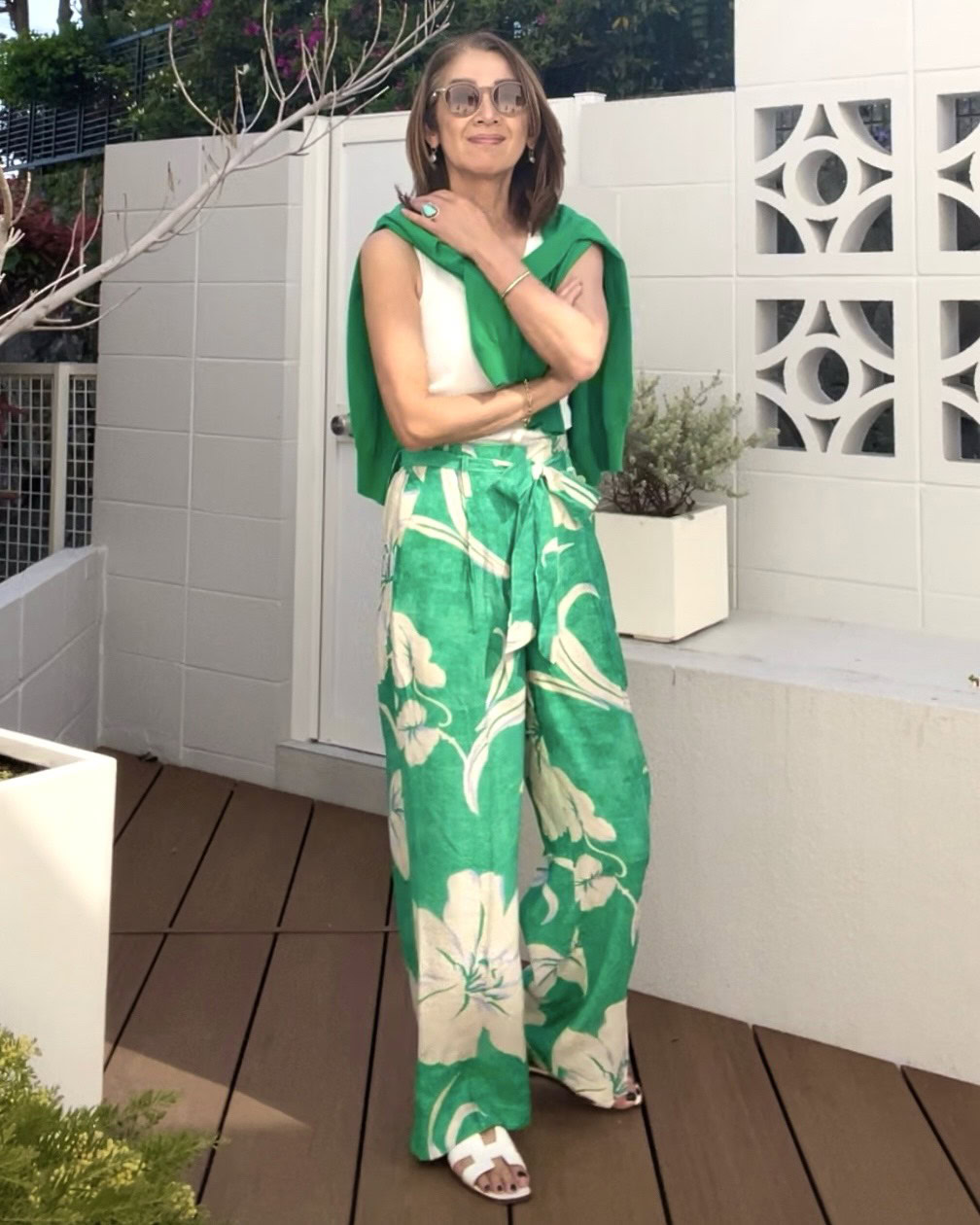 中道さん_グリーンの花柄パンツコーデ