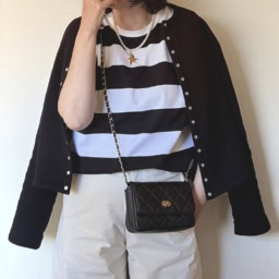 アニエスbのボーダーにスナップカーディガンをを羽織ってこなれ感を