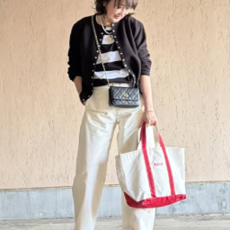 赤いトートバッグをコーデの差し色に