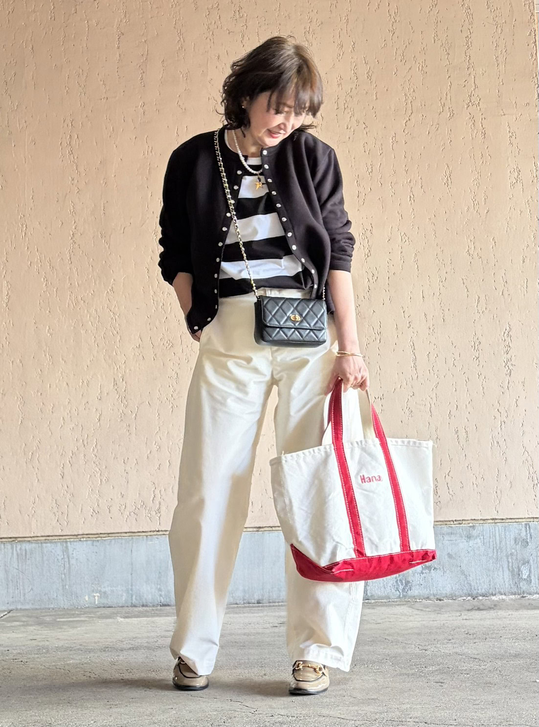 赤いトートバッグをコーデの差し色に