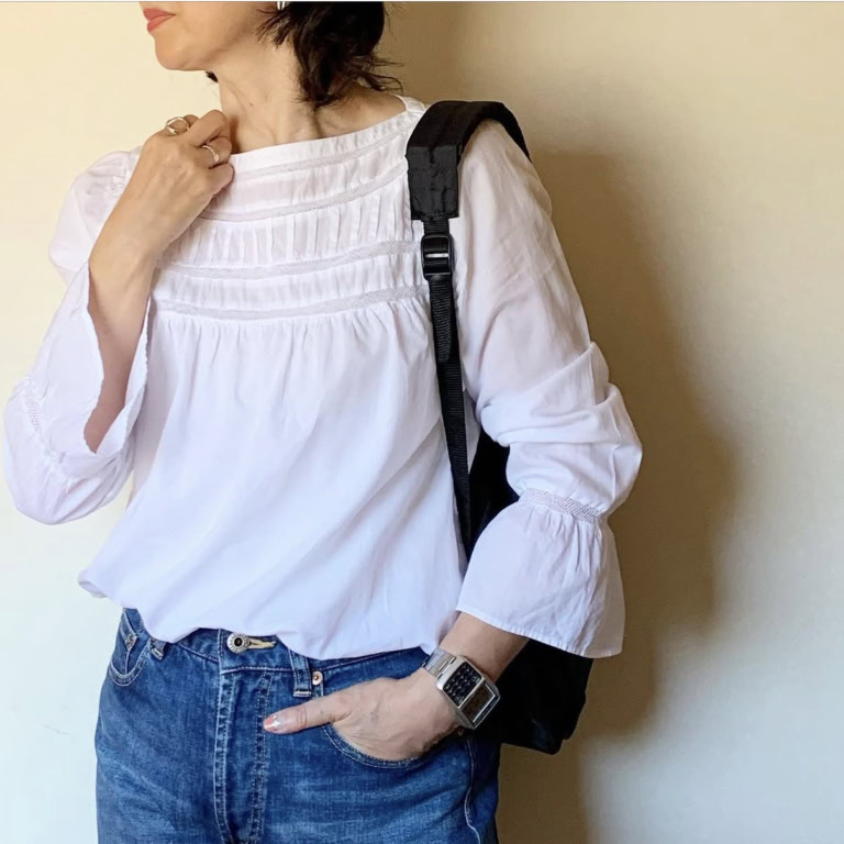 白カットソーに黒いリュックでメリハリをつけて