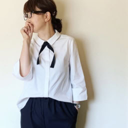 白ブラウスにJO MALONEの黒いリボンを結んでモードな印象へ