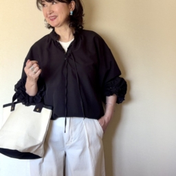 黒ブラウスにGUのホワイトボトムスを合わせて