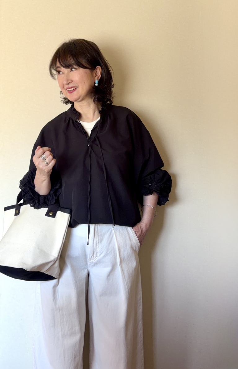 黒ブラウスにGUのホワイトボトムスを合わせて