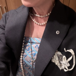 2026年４月_長谷川さん「素敵な大人のごきげんフェス2026」コーデ＿オーダーしたクリップとパールのロングネックレス