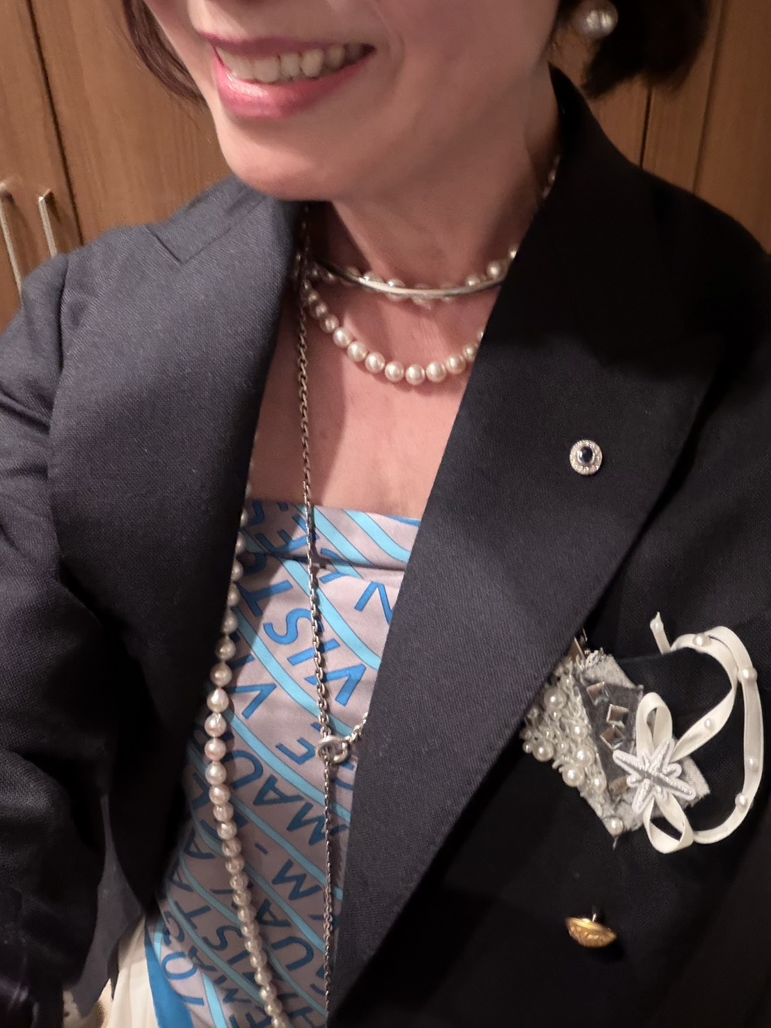 2026年４月_長谷川さん「素敵な大人のごきげんフェス2026」コーデ＿オーダーしたクリップとパールのロングネックレス