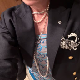 2026年４月_長谷川さん「素敵な大人のごきげんフェス2026」コーデ＿ポイントのスカーフ