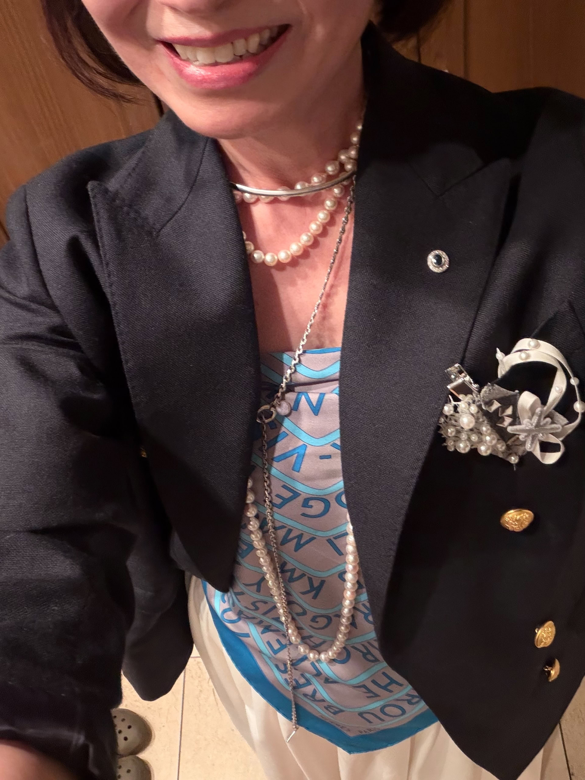 2026年４月_長谷川さん「素敵な大人のごきげんフェス2026」コーデ＿ポイントのスカーフ