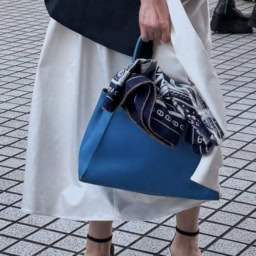 2026年４月_長谷川さん「素敵な大人のごきげんフェス2026」コーデ_フェンディのピーカブーがコーデのポイントに