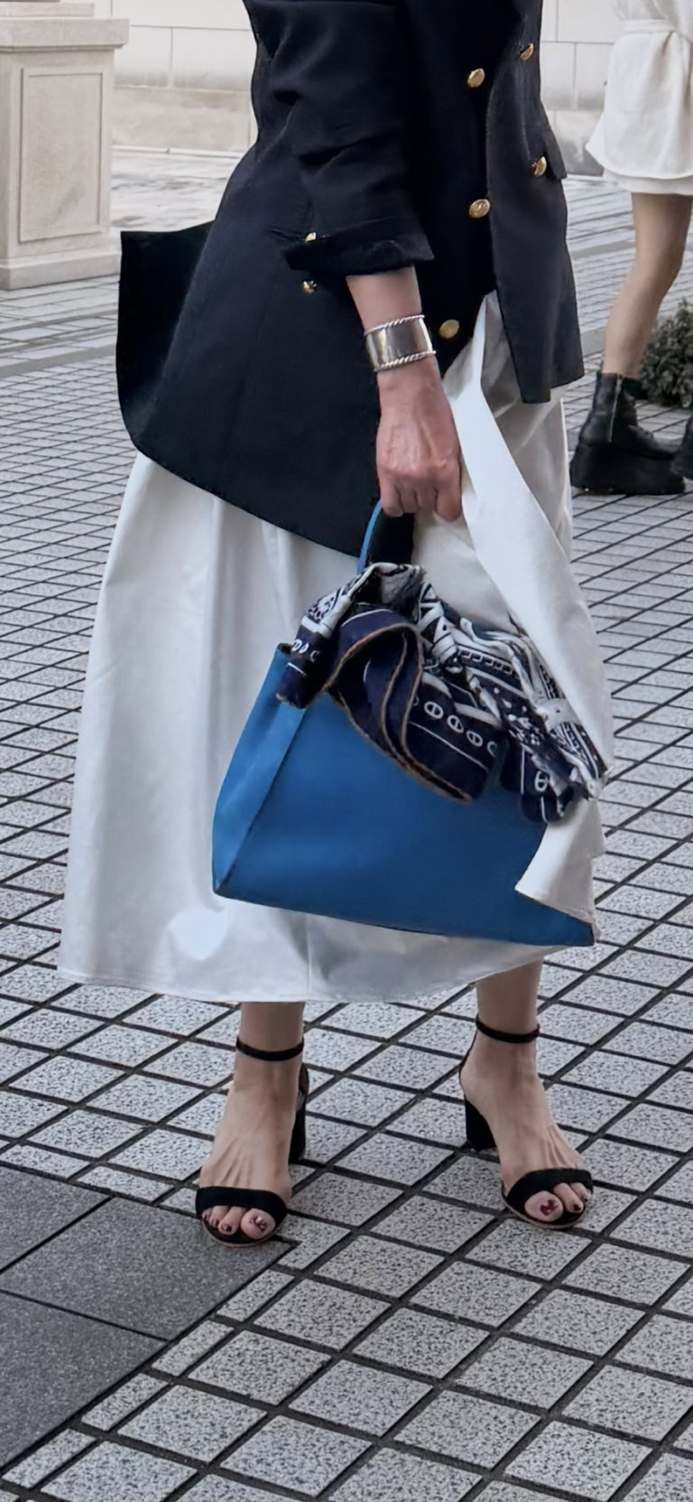 2026年４月_長谷川さん「素敵な大人のごきげんフェス2026」コーデ_フェンディのピーカブーがコーデのポイントに