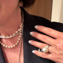 2026年４月_長谷川さん「素敵な大人のごきげんフェス2026」コーデ＿ネックレス＆イヤリングとリングはパールで揃えて