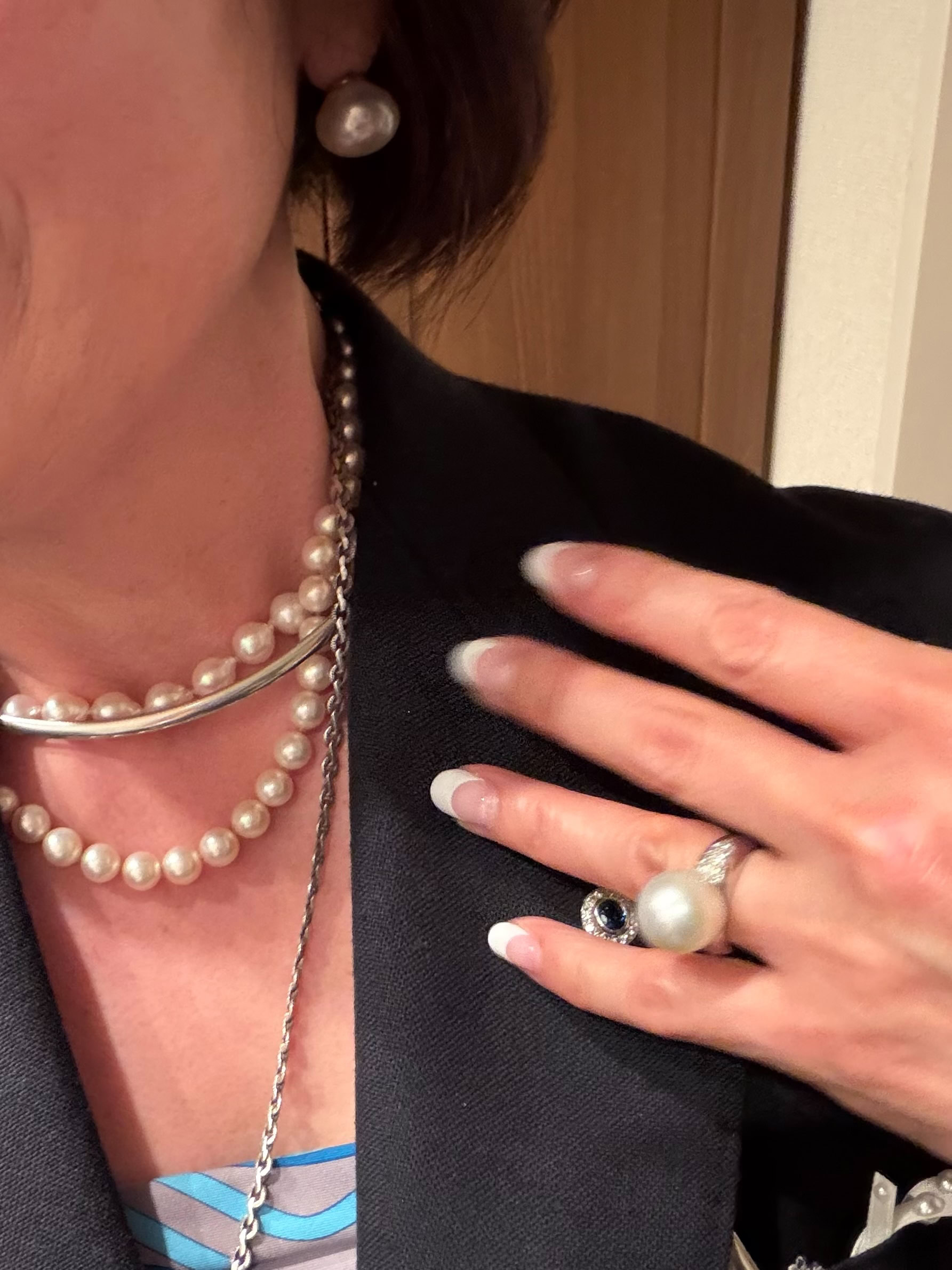 2026年４月_長谷川さん「素敵な大人のごきげんフェス2026」コーデ＿ネックレス＆イヤリングとリングはパールで揃えて