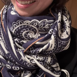 2026年４月_長谷川さん「素敵な大人のごきげんフェス2026」コーデ＿ストールを巻いて帰りはあたたかく