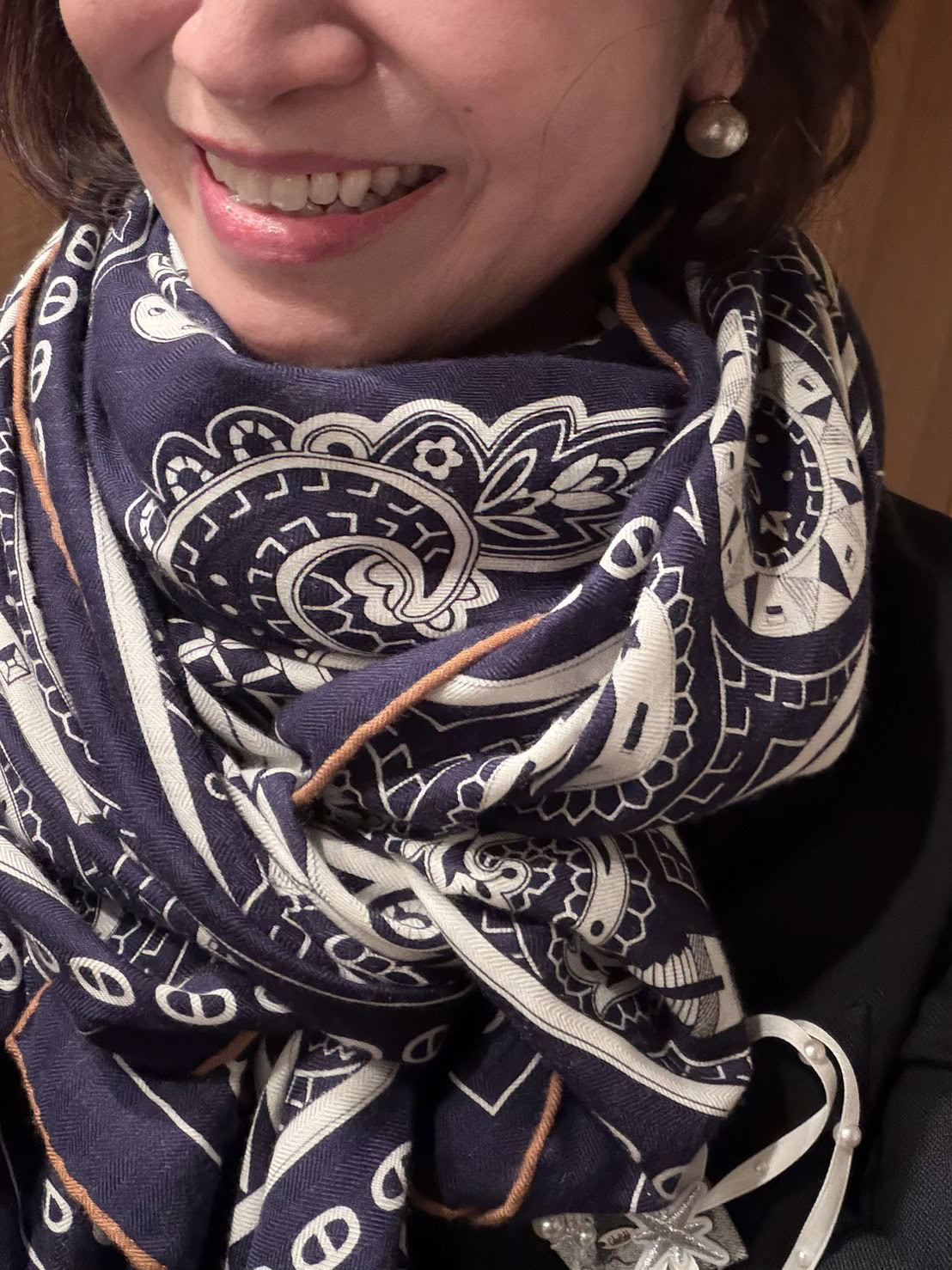 2026年４月_長谷川さん「素敵な大人のごきげんフェス2026」コーデ＿ストールを巻いて帰りはあたたかく