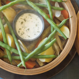 春野菜の蒸し物アンチョビクリームソース