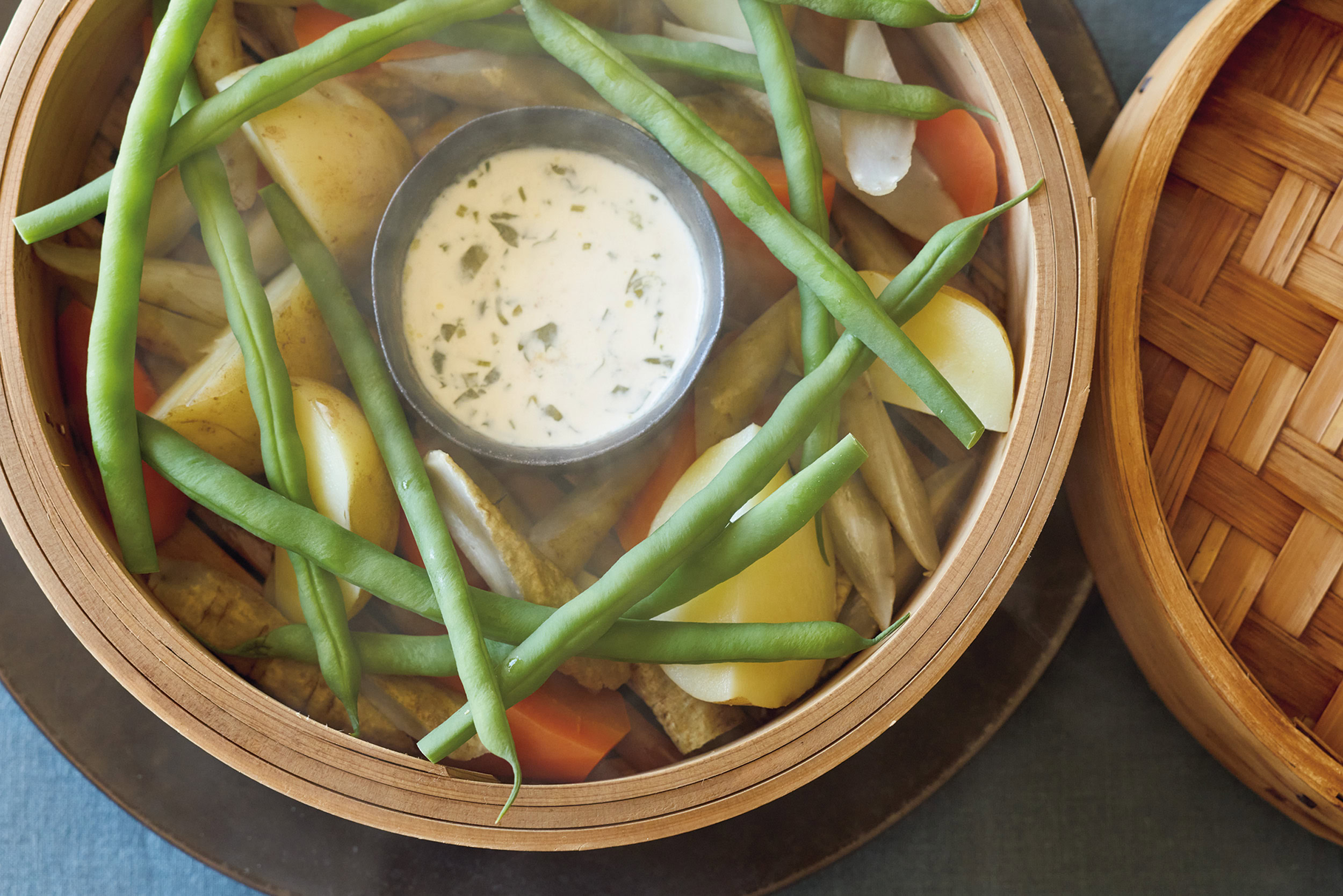 春野菜の蒸し物アンチョビクリームソース