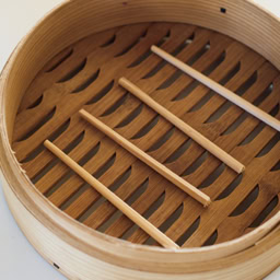 割り箸の上に耐熱皿をのせると、蒸気が対流して火が入りやすくなる。