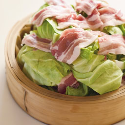 キャベツに豚肉を重ね、旨みを吸わせて。食材をたくさん重ねても、蒸すとカサが減るので大丈夫。蒸気が逃げないよう、ふたをしっかり閉めて加熱を。