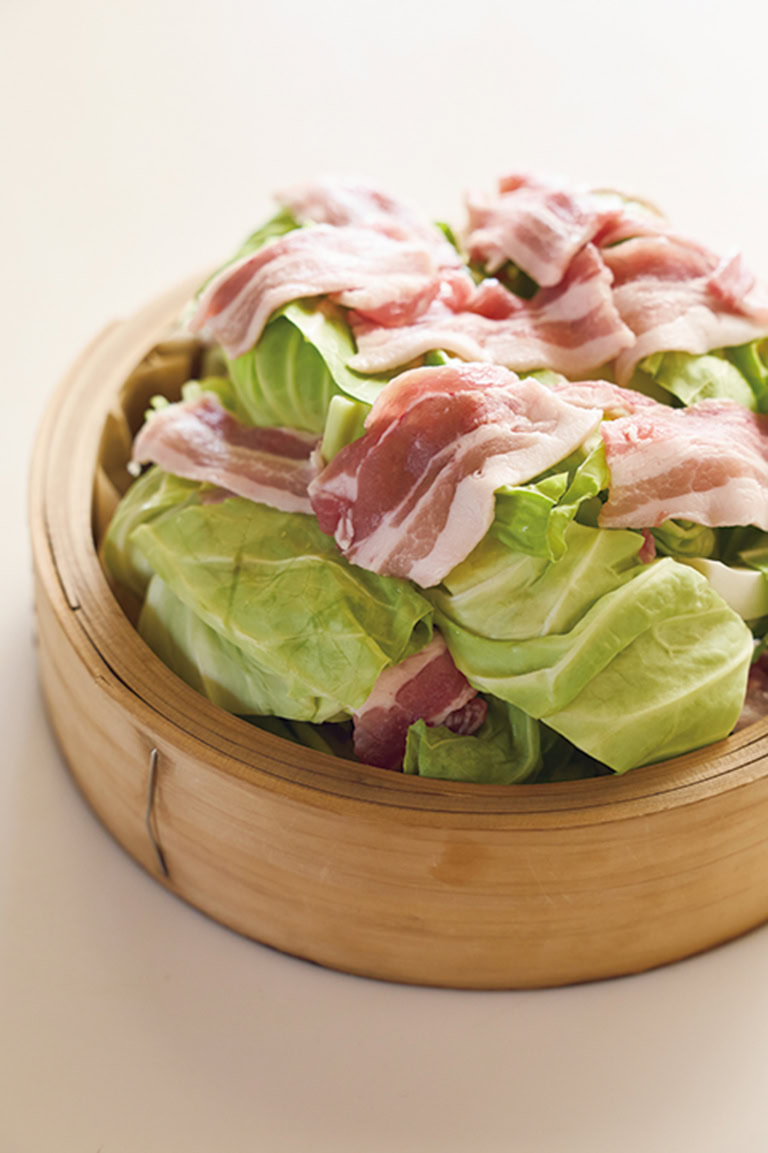 キャベツに豚肉を重ね、旨みを吸わせて。食材をたくさん重ねても、蒸すとカサが減るので大丈夫。蒸気が逃げないよう、ふたをしっかり閉めて加熱を。