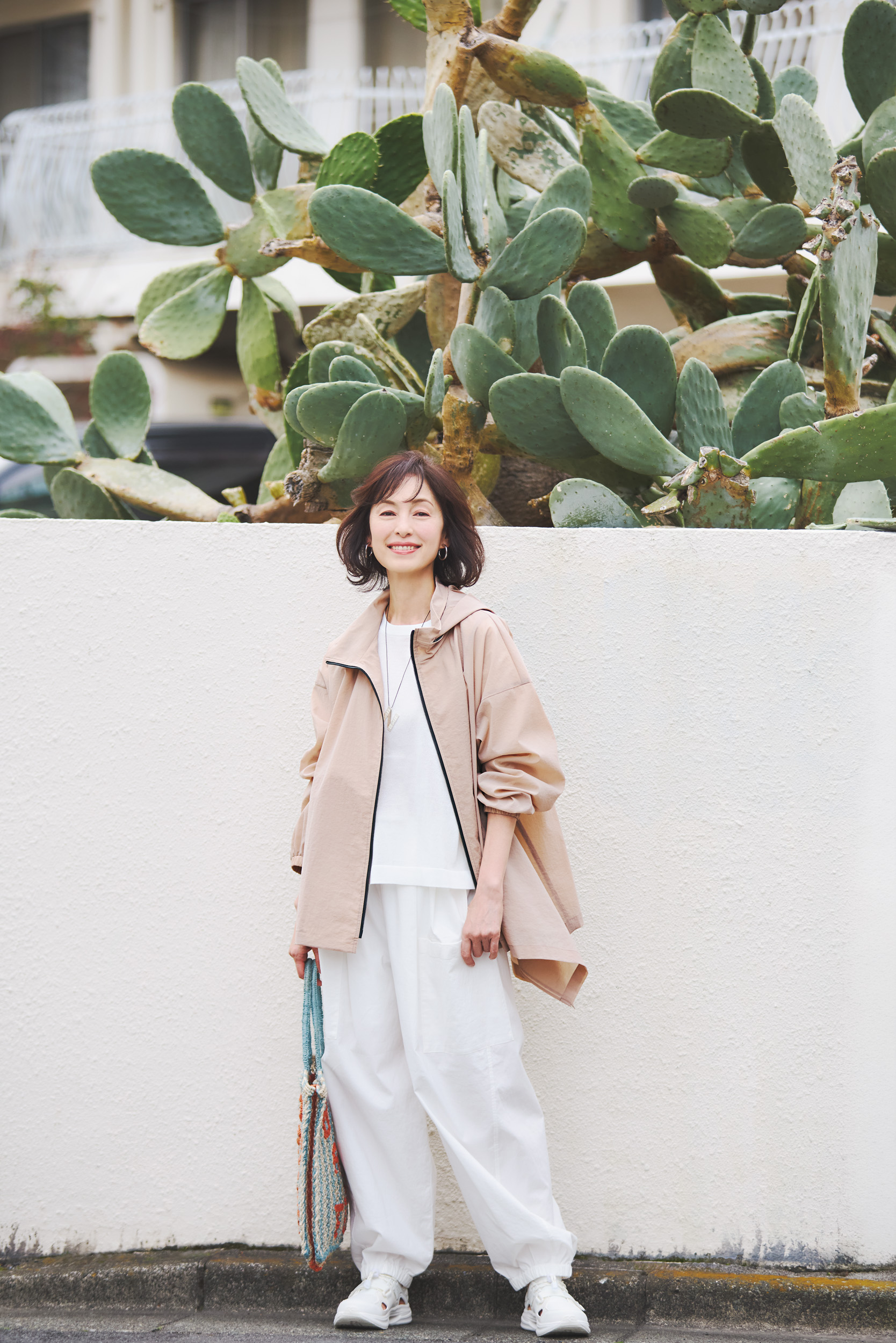 パーカ¥82,500／アドーア、ニット¥7,990／アンフィーロ（オンワード樫山）、パンツ¥13,000／プラステ、ネックレス¥11, 660／アドラル（ズットホリック）、イヤリング¥8,640／アビステ、バッグ¥16,610／ ザ・ジャクソンズ（アッシュ・ペー・フランス）、スニーカー¥10,890／コンバース（コンバースインフォメーションセンター）