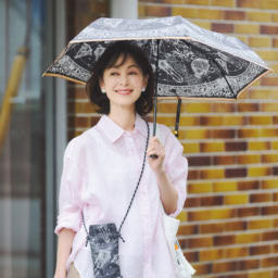傘¥17,600、バッグ¥15,400／ともにマニプリ、イヤリング¥16,200／アビステ、シャツ¥12,100／ステートオブマインド（ゲストリスト）、パンツ ¥31,900 ／ティッカ