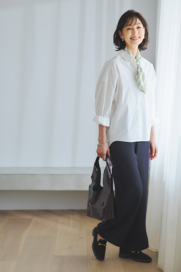 シャツ¥14,300/ソージュ(ソージュ オンラインストア)、パンツ¥8,990/アンフィーロ、靴¥15,990/ステッピ(ともにオンワード樫山)、スカーフ¥38,500/ラプレスティックウィンストン(トゥモローランド)、イヤリング¥ 8,800/アビステ、ブレスレット¥79,860 /バブルス(ズットホリック)、バッグ ¥68,200/ドメスティック(アッシュ・ペー・フランス)