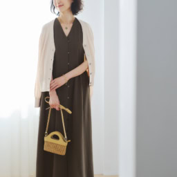 ワンピース¥27,500／アンクレイヴ（オンワード樫山　お客様相談室）、カーディガン¥13,200／ソージュ（ソージュ オンラインストア）、ネックレス¥46,200／ダニエラ・デ・マルキ（アッシュ・ペー・フランス）、ブレスレット¥7,700／アビステ、バッグ¥30,800／カロエス（トゥモローランド）、靴¥16,500／クウム_ダイアナ（ダイアナ銀座本店）