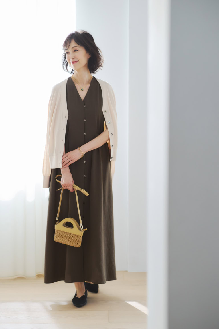 ワンピース¥27,500/アンクレイヴ(オンワード樫山 お客様相談室)、カーディガン¥13,200/ソージュ(ソージュ オンラインストア)、ネックレス¥46,200/ダニエラ・デ・マルキ(アッシュ・ペー・フランス)、ブレスレット¥7,700/アビステ、バッグ¥30,800/カロエス(トゥモローランド)、靴¥16,500/クウム_ダイアナ(ダイアナ銀座本店)